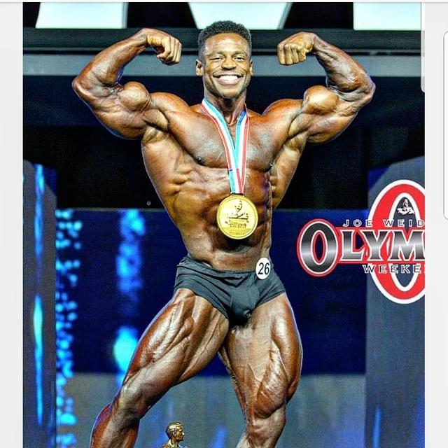 黑小子夺得古典健美冠军,赛场上大秀一字马!女友还是个白富美!