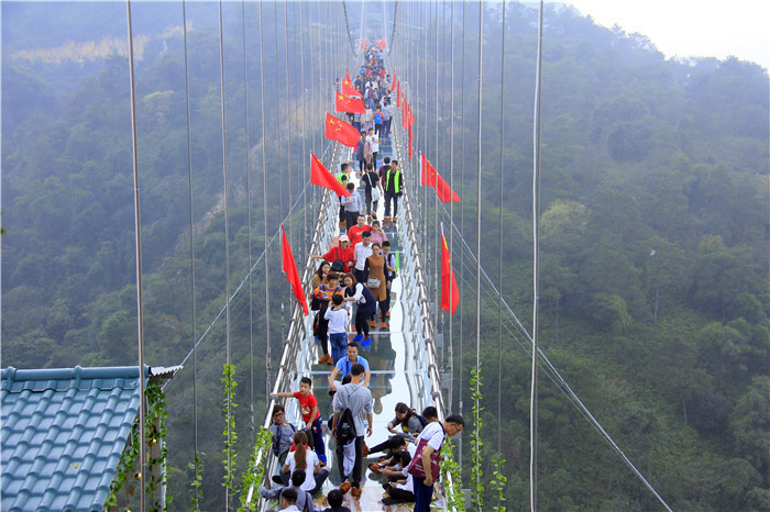 佛山南丹山迎来游客高峰,祈福与玻璃桥是游客最爱打卡