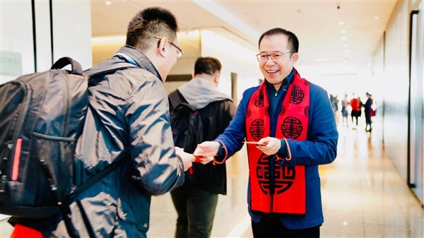 腾讯万人领红包 有人排队7小时：金额羡煞