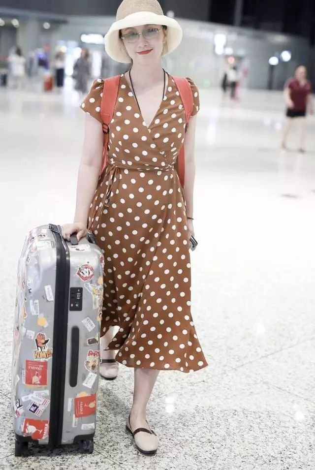 小陶虹又穿羽绒服阔腿裤走机场，换个发型好显老，终于信你是47岁