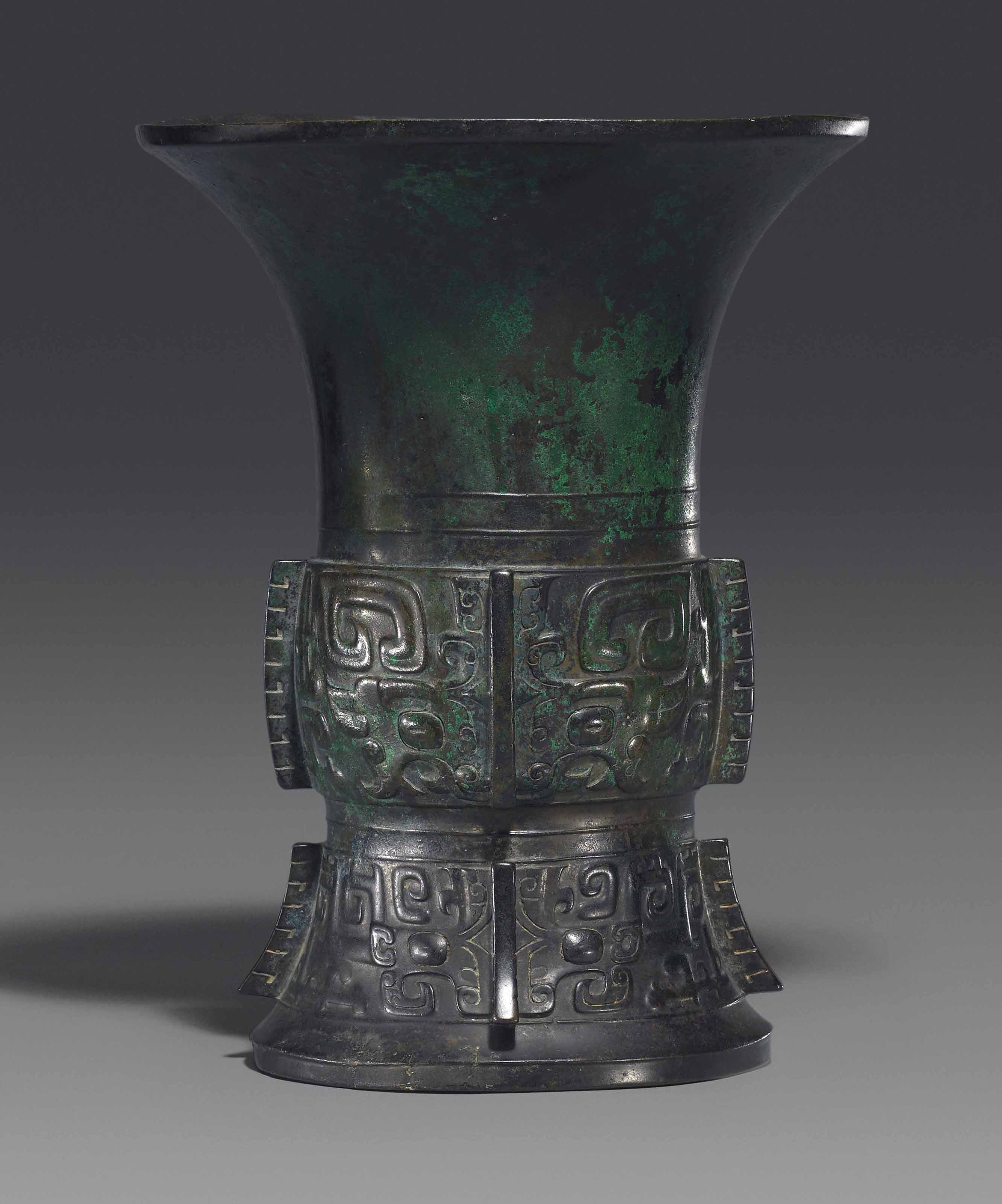 西周早期 青铜饕餮纹尊