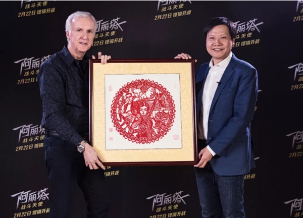 雷军终于如愿见到卡梅隆：送“超级月亮”剪纸