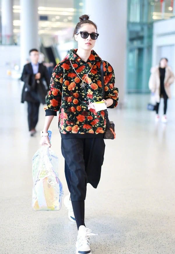 钟楚曦真是够节俭的,塑料袋当包包用,另一个包