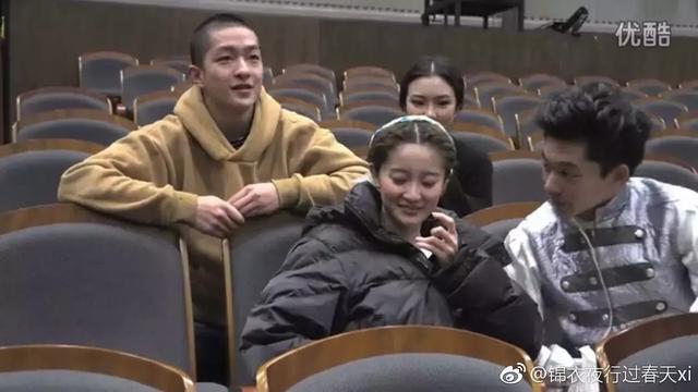 屈楚萧的大学毕业照,一眼看到了“应勤”,合照里他居然是最帅的