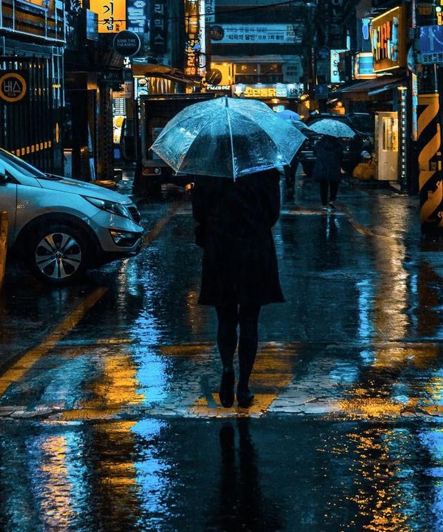 下雨天跟大师的差别是你睡觉,摄影师却去拍照,雨中摄影秘籍分享