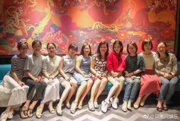 林更新参加小学同学会难掩明星光环，网友：像小朋友和叔叔阿姨