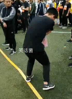 醉汉敲锣,真的是醉了,哈哈哈哈
