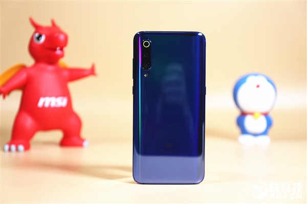 小米9开箱图赏：纳米全息纹＋全息幻彩蓝