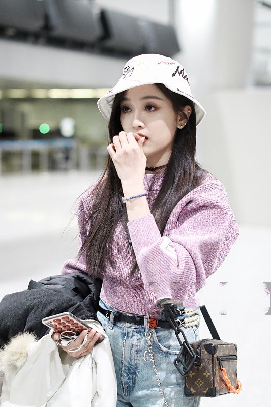 2019年的吴宣仪看着真舒服！同样是名牌LV，她背着就更高级