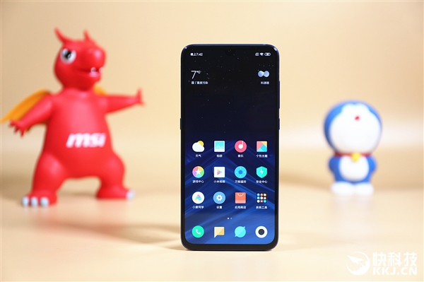小米9开箱图赏：纳米全息纹＋全息幻彩蓝