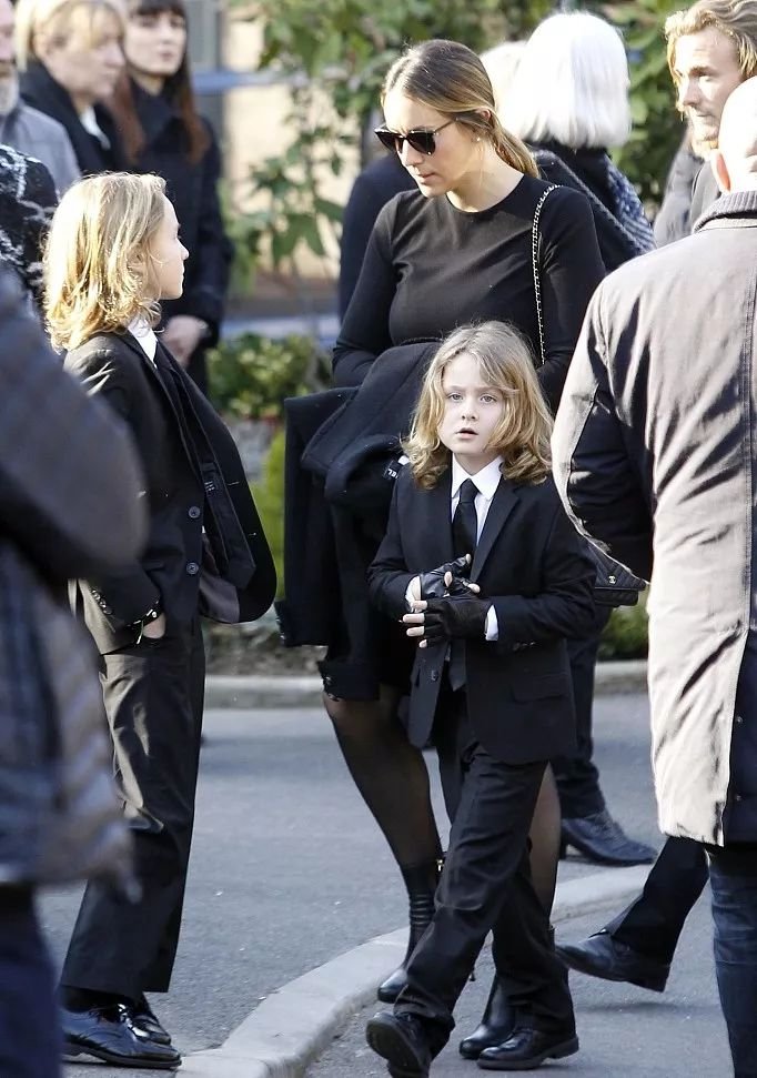 老佛爷葬礼上,又一遗产继承人教子现身,金钱