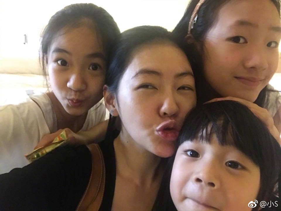 小S素颜和友人喝酒吃铁板烧，13岁女儿罕见出镜，被夸气质太好！