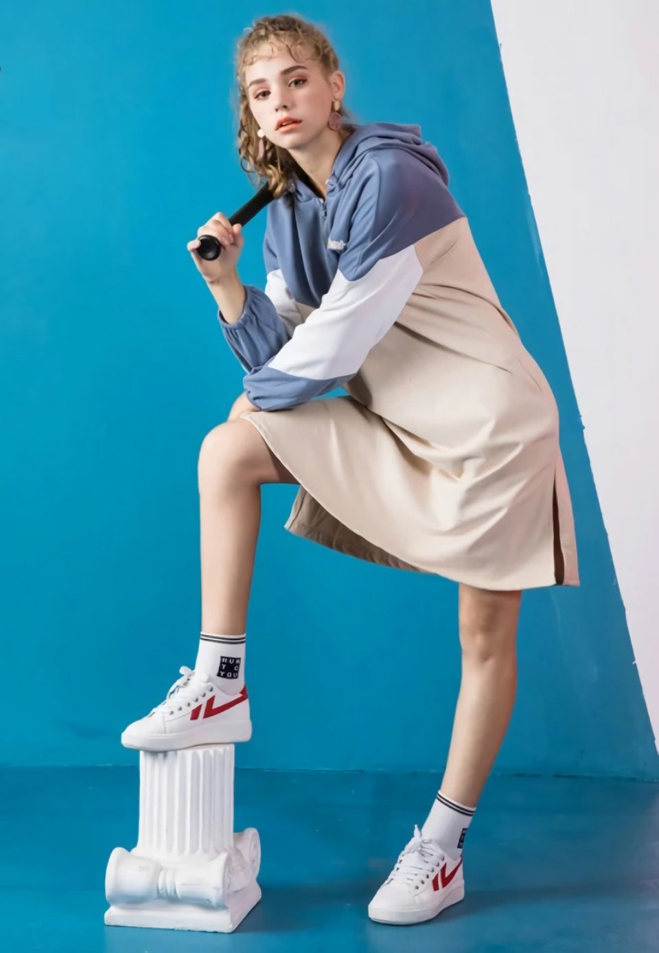 小白鞋别再乱搭裙子了,要和 专配裙 一起穿,才能