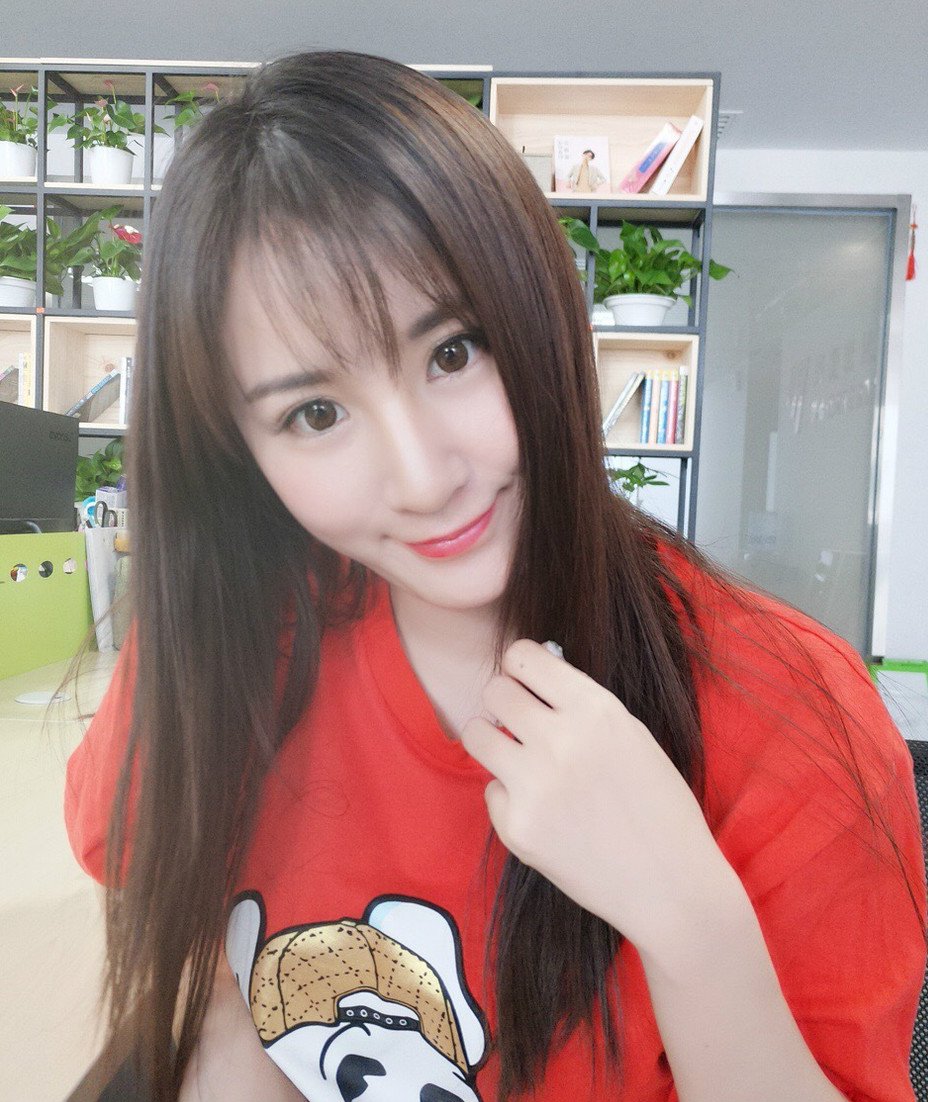 刚和女星研究完剧本的张朝阳，又和另一个搂腰看电影