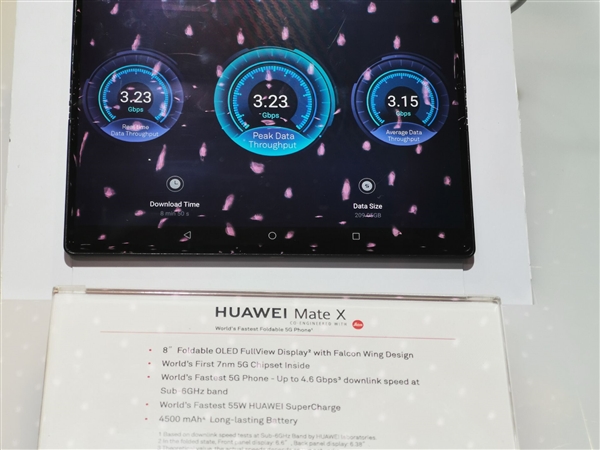 华为5G折叠屏Mate X现场实测：轻松飚出3.2Gbps