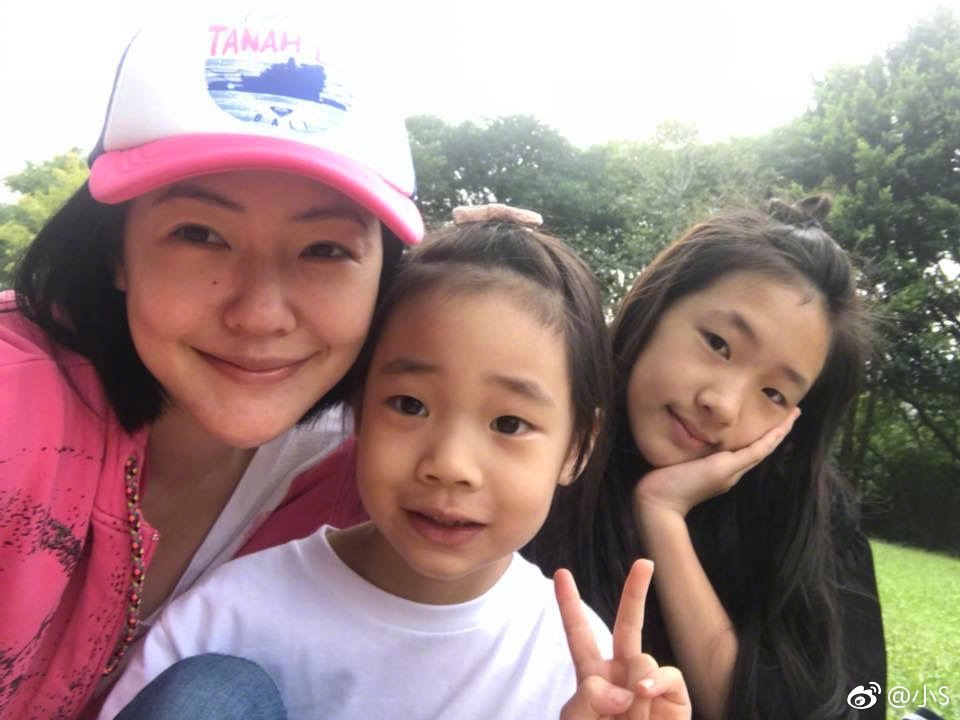 小S素颜和友人喝酒吃铁板烧，13岁女儿罕见出镜，被夸气质太好！