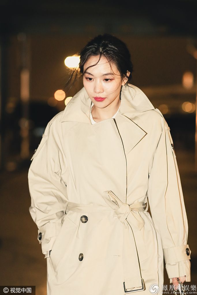 王霏霏机场外街拍堪比大片 风衣潇洒干练红唇显女人味