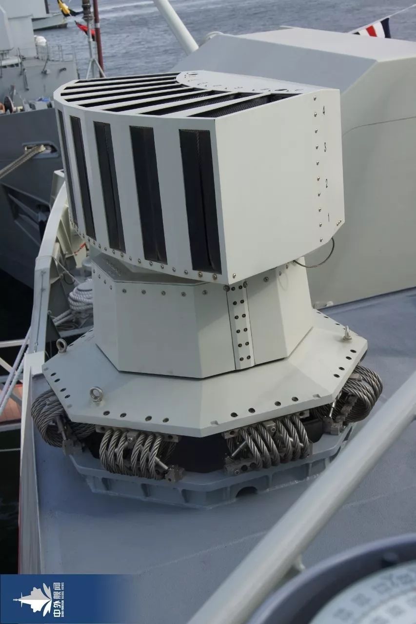 oto-30毫米自动武器站桅杆布置了多种态势感知装备其多任务区设在舰