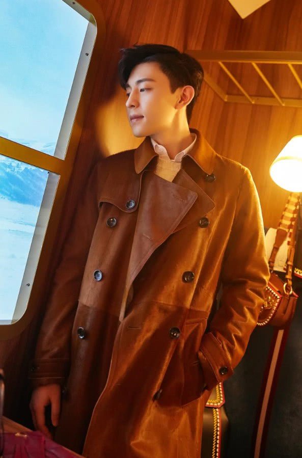 邓伦穿棕色皮制风衣亮相,尽显霸道总裁范,气场