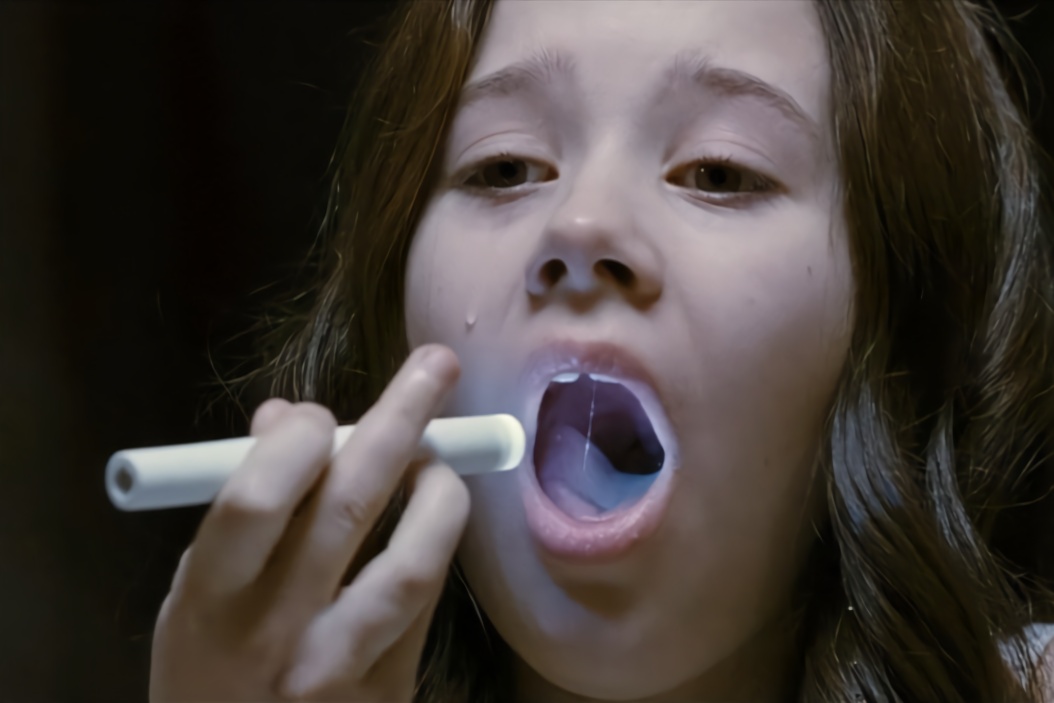 小女孩半夜干呕想吐，打开手电筒照看，却发现喉咙里伸出两根手指_凤凰网视频_凤凰网