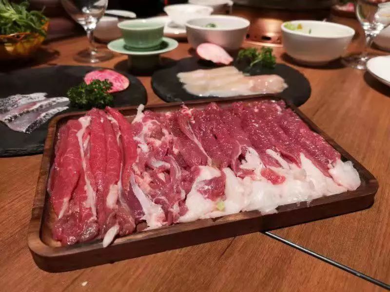 真人实测「故宫火锅」：除了火锅，其他都好