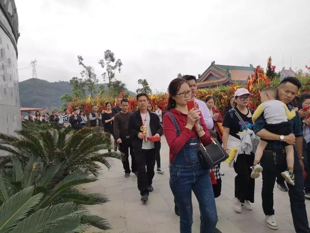 实拍,数万游客齐聚观音山参加观音开库,人山人海