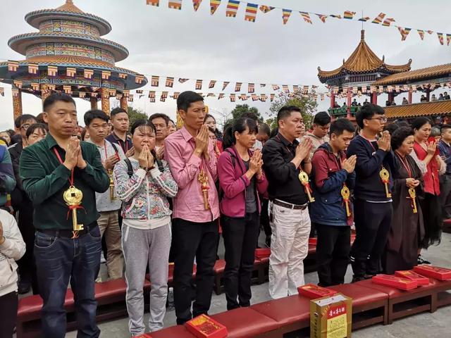 实拍,数万游客齐聚观音山参加观音开库,人山人海