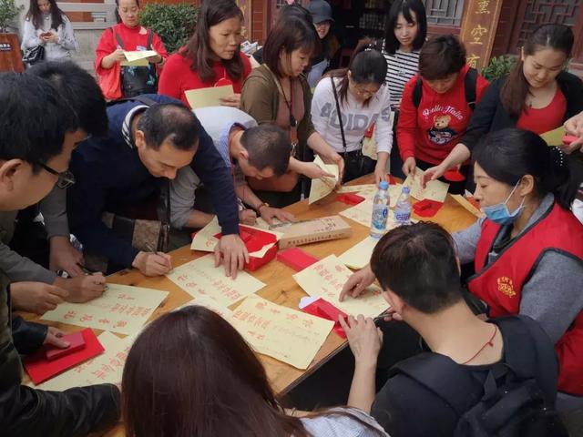 实拍,数万游客齐聚观音山参加观音开库,人山人海