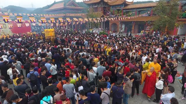实拍,数万游客齐聚观音山参加观音开库,人山人海