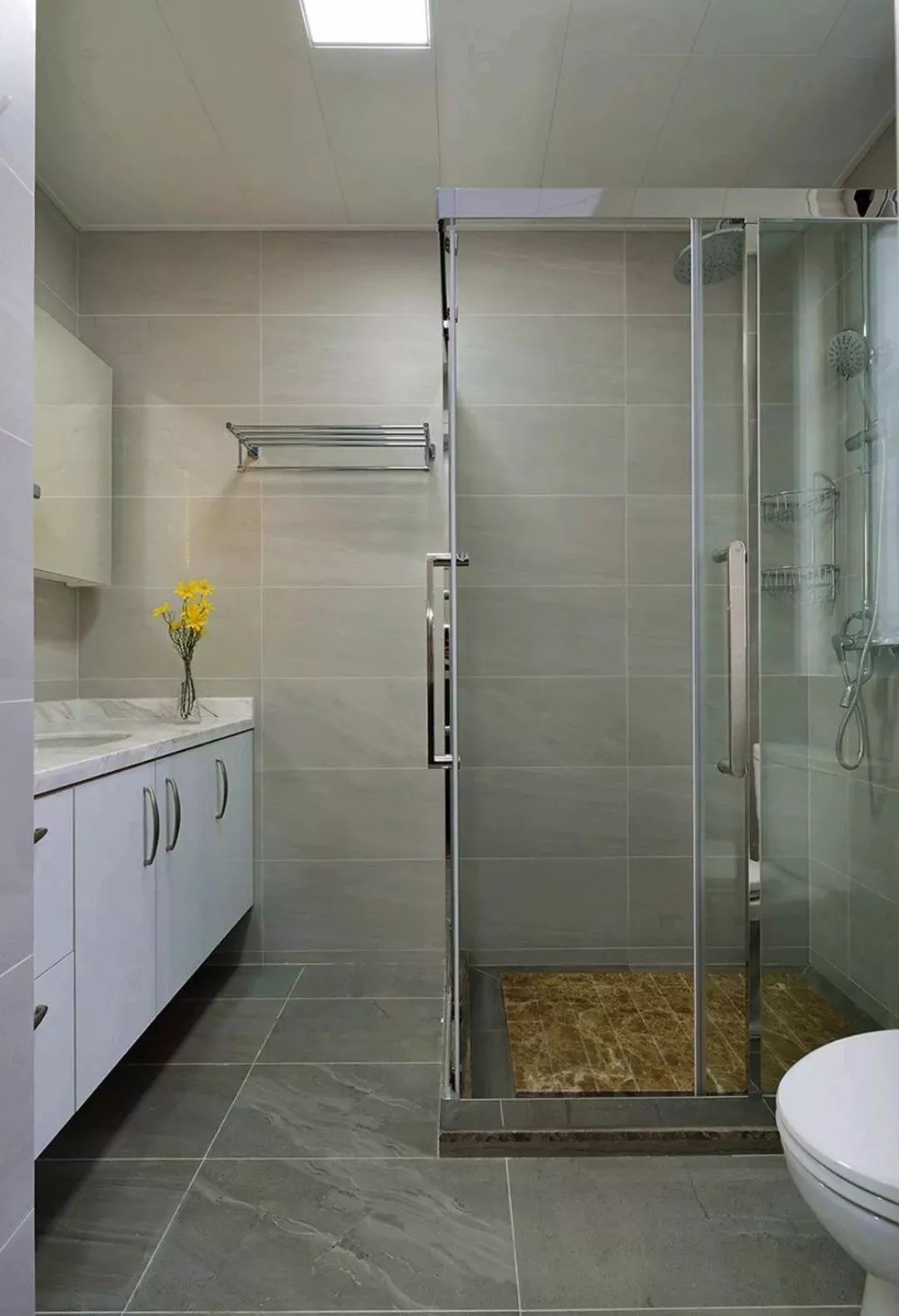 他家用砖砌了一个大浴缸，还能兼做淋浴房，省钱又省空间 - 知乎