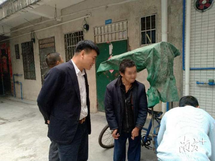 暖心佛冈人大代表曾志林向冈田村五保户捐赠残疾人专用车