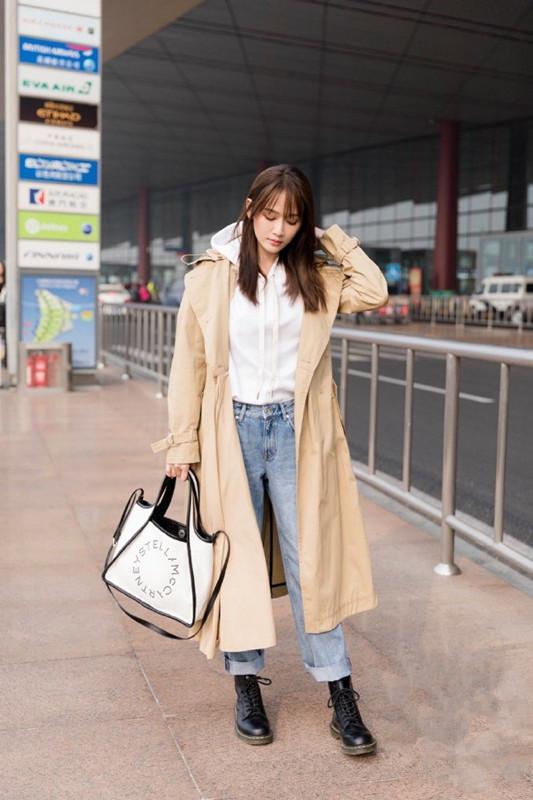 陈乔恩参加巴黎大秀,穿风衣配白色卫衣,剪了空