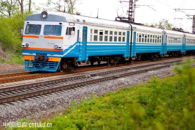 中国高铁总里程达到了2.8万公里，为什么还不淘汰火车？答案来了