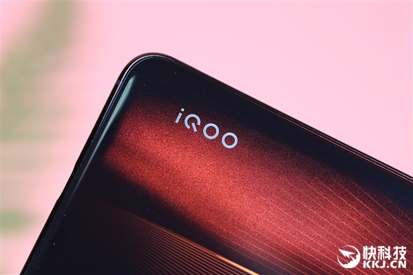骁龙855加持 iQOO熔岩橙开箱图赏：3D炫彩美背