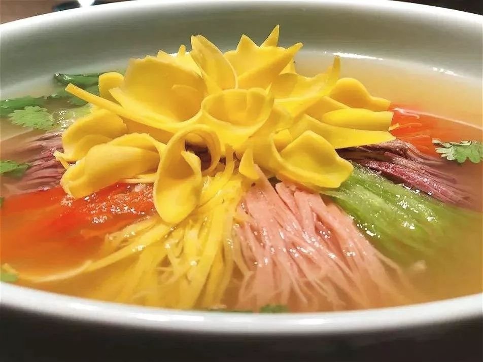 河南洛阳一带的传统名菜"牡丹燕菜".