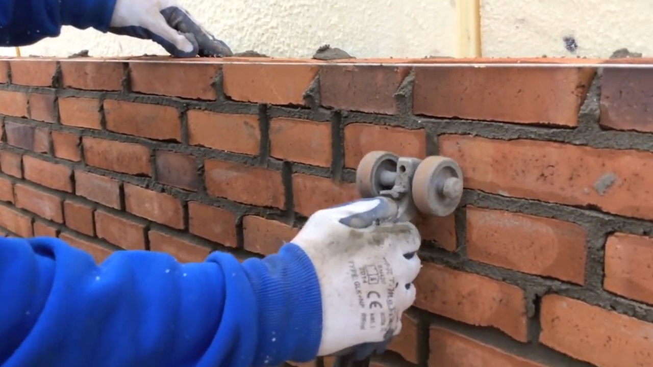 美国建筑工人修墙没有20年砌墙经验根本做不到一天500块
