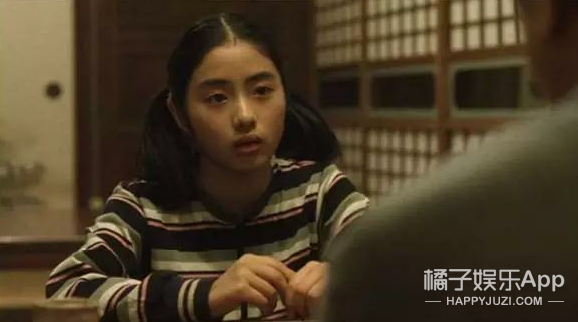 她这下巴是不是整失败了？