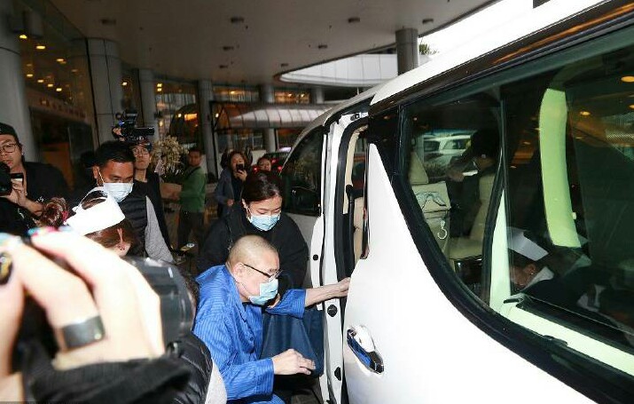 刘銮雄换肾后又坐轮椅入院，“宫斗赢家”甘比陪伴左右！