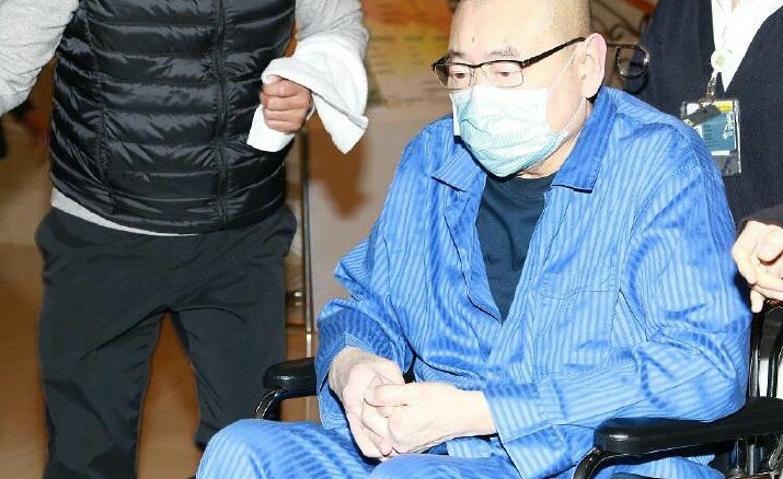 刘銮雄换肾后又坐轮椅入院，“宫斗赢家”甘比陪伴左右！