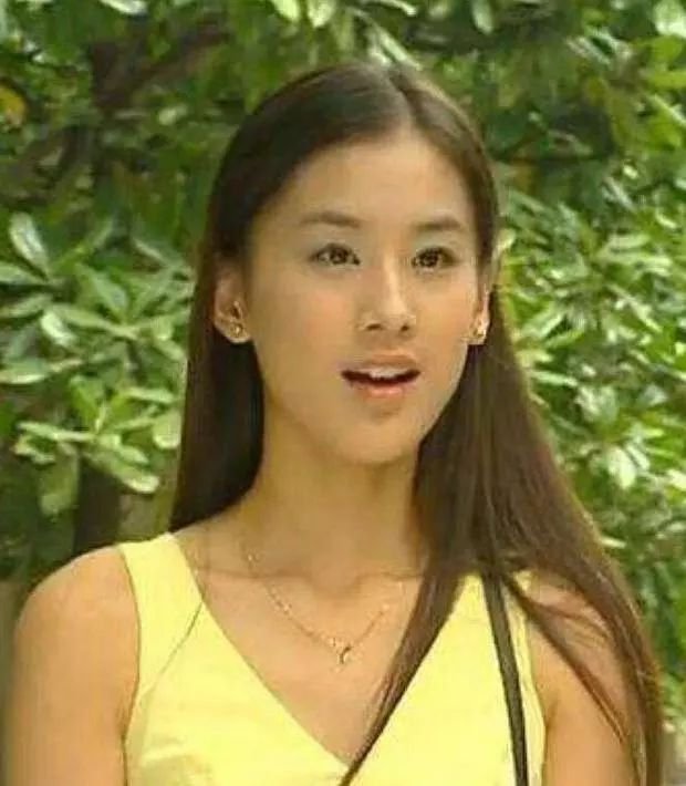 见过削下颌角的，像黄圣依这样把下颌角变方的还是第一次见！
