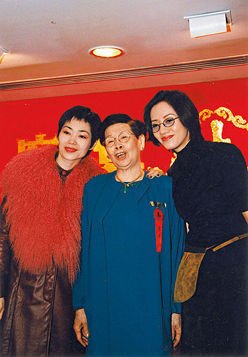 从梅艳芳遗产支取20多万摆大寿，95岁的梅妈寿宴上又扭又跳