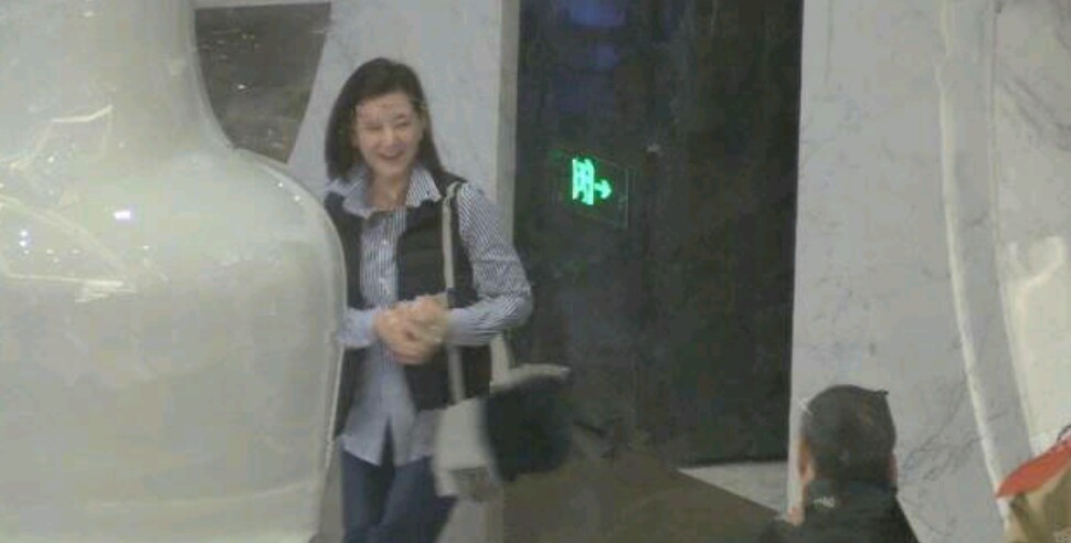 52岁宋祖英穿牛仔裤长发飘飘，和陈道明约饭状态好