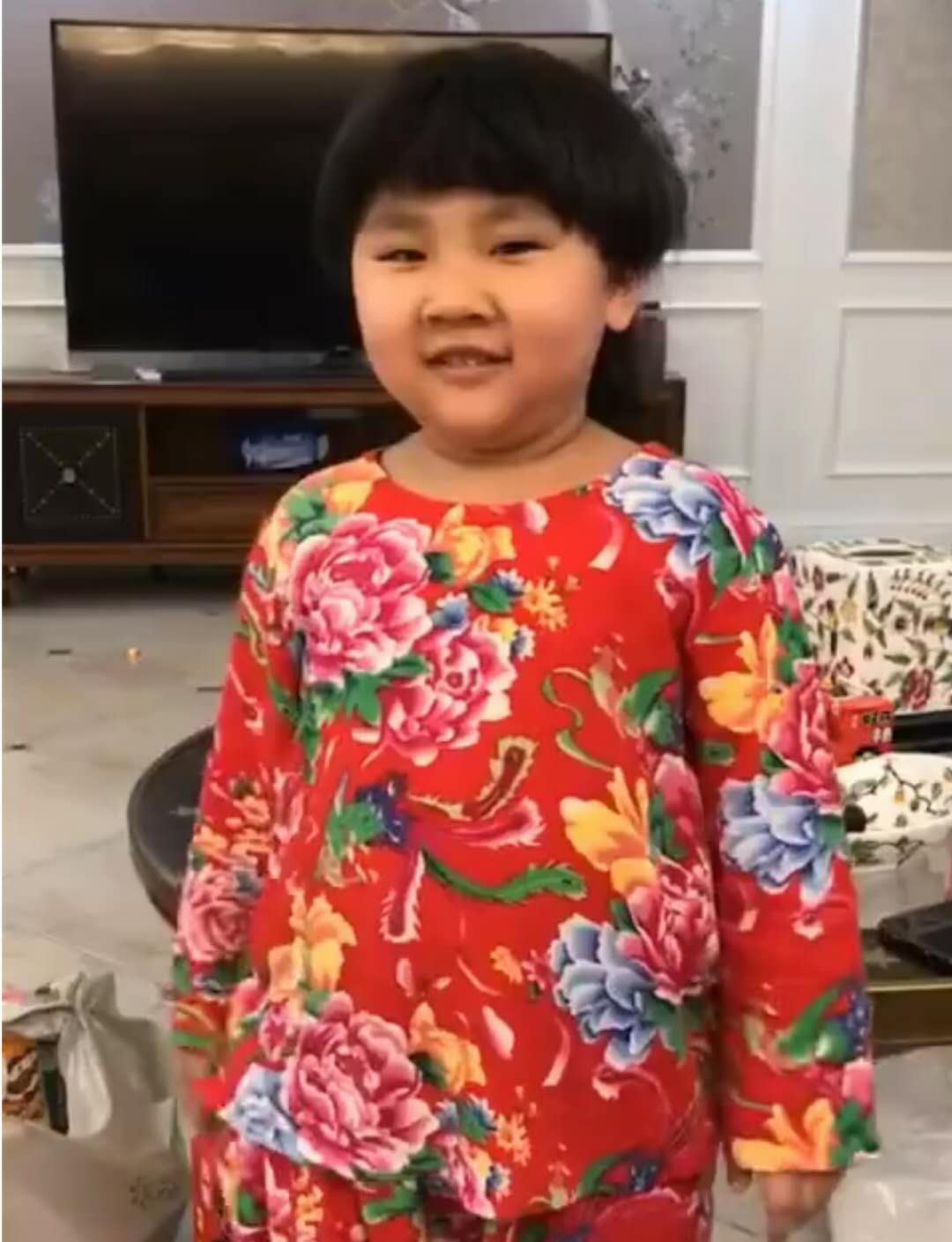 郭德纲4岁小儿子穿花褂子超像老郭，无意中暴露了家中欧式豪宅！