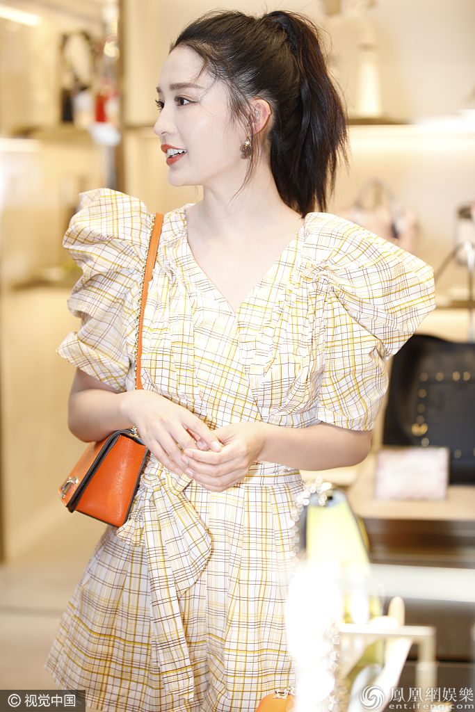 仙女本仙！李沁嫩黄连衣裙仙气十足 皮肤白皙高马尾青春靓丽