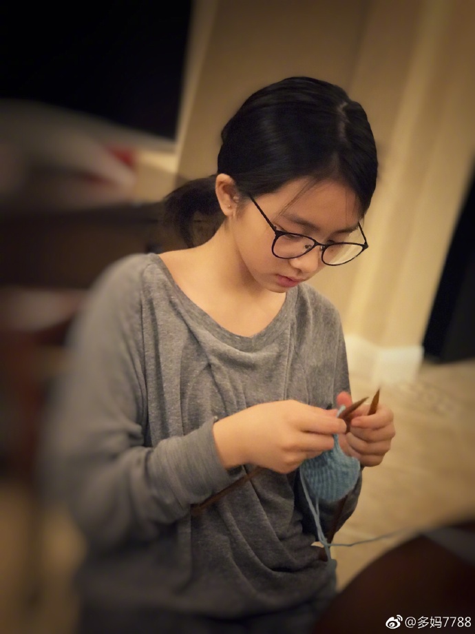 黄磊女儿多多拼乐高，网友：人美手巧可惜就是近视眼！