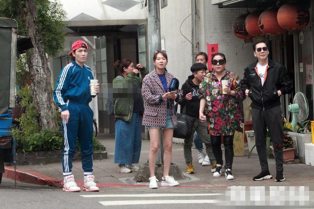 向华强夫妇乘豪车去吃小店，干儿子萧敬腾热情接待