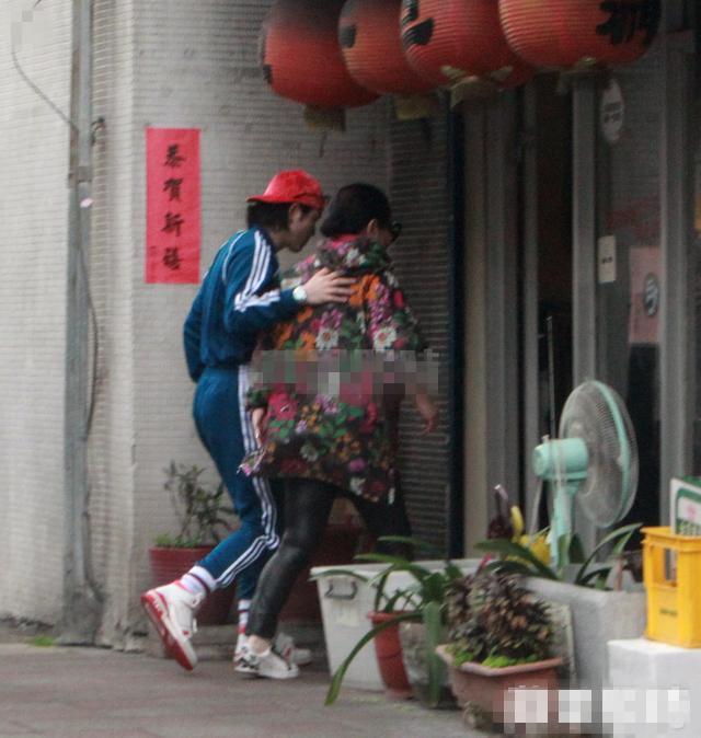 向华强夫妇乘豪车去吃小店，干儿子萧敬腾热情接待