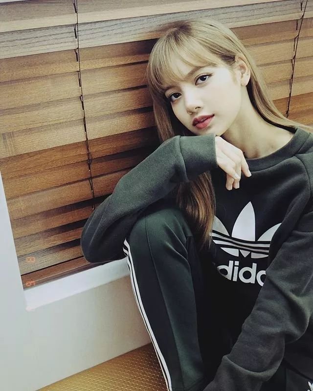 Lisa心机好深啊，为了显腿长居然这样穿牛仔裤！