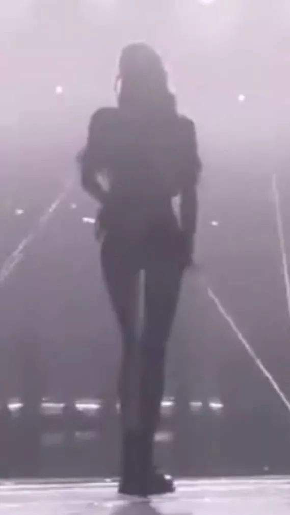 Lisa心机好深啊，为了显腿长居然这样穿牛仔裤！