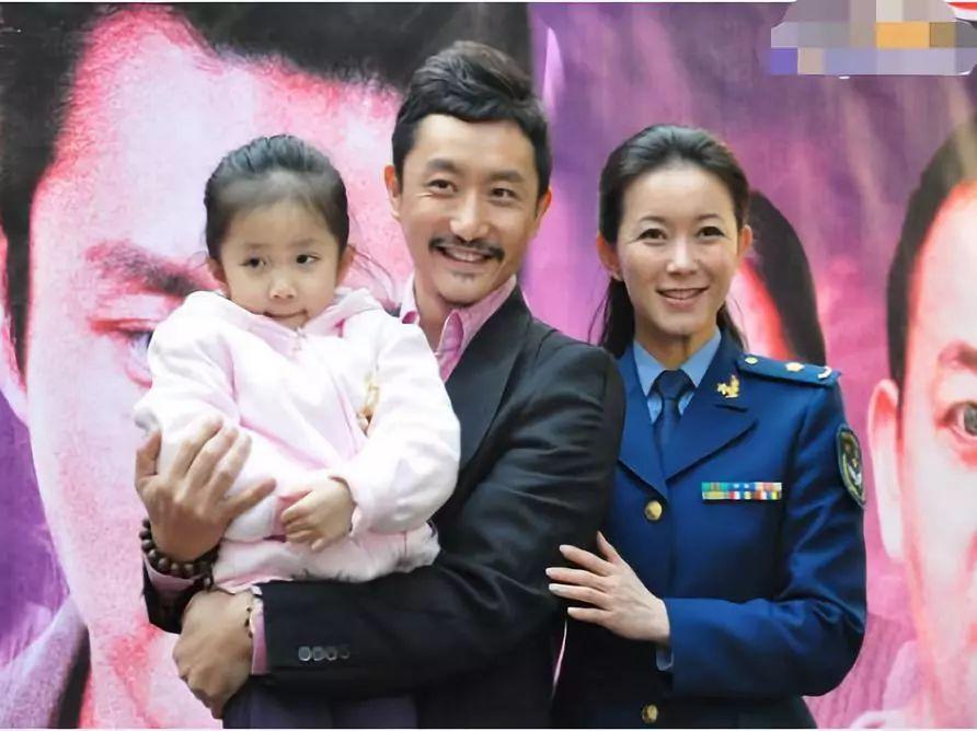 《武林外传》里的最美遗珠，如今整得六亲不认，双眼皮比卧蚕还大了…